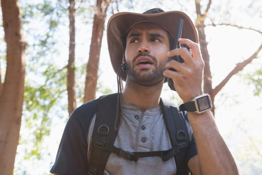 Homem usando walkie-talkie na floresta